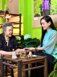 ảnh thu hương và bà cùng chè thái nguyên
