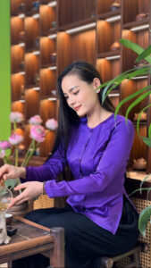 thu hương mặc áo tím