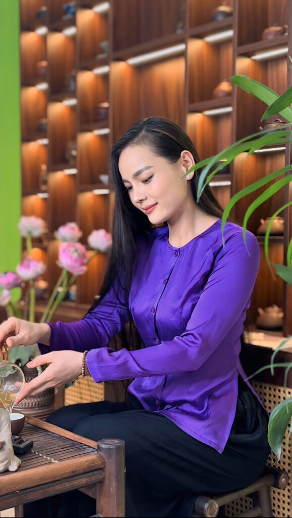 thu hương mặc áo tím