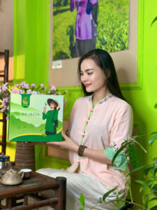 thu hương và hộp biếu